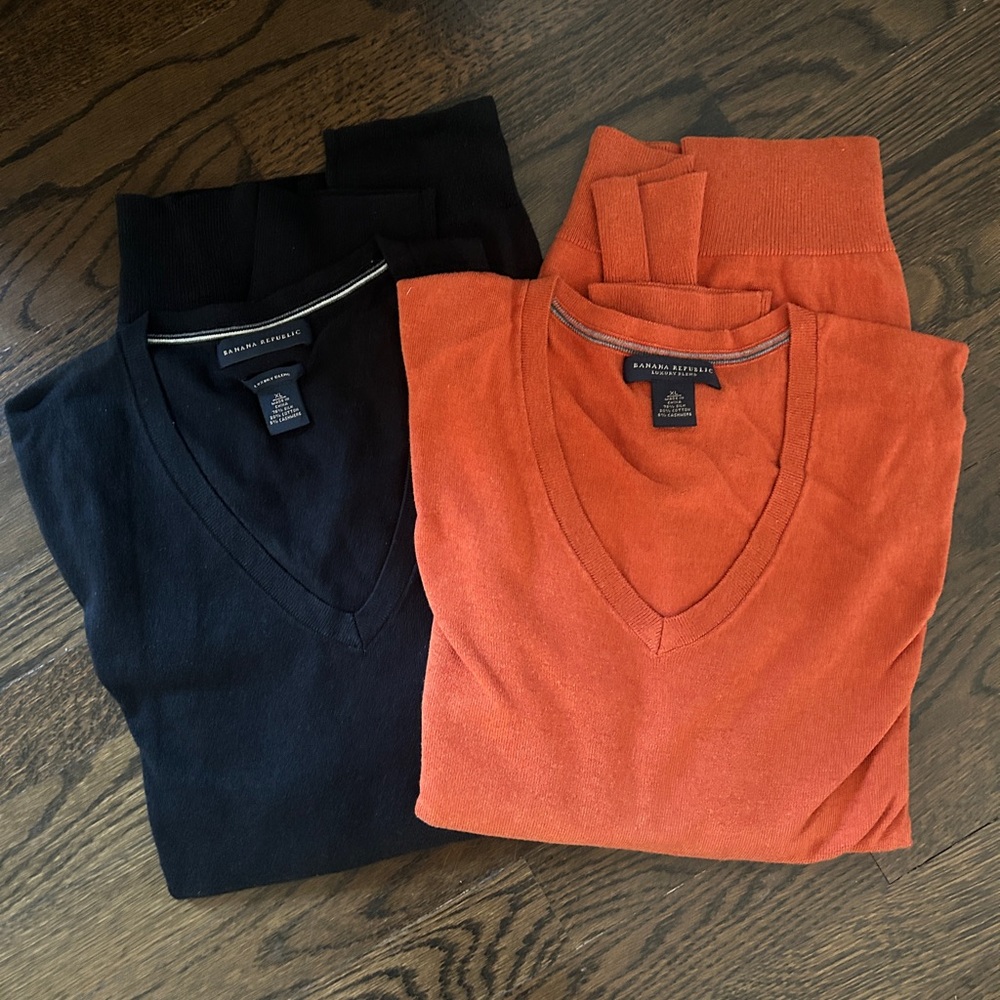 Banana Republic Men's V-Neck Sweater - Black and Orange Duo